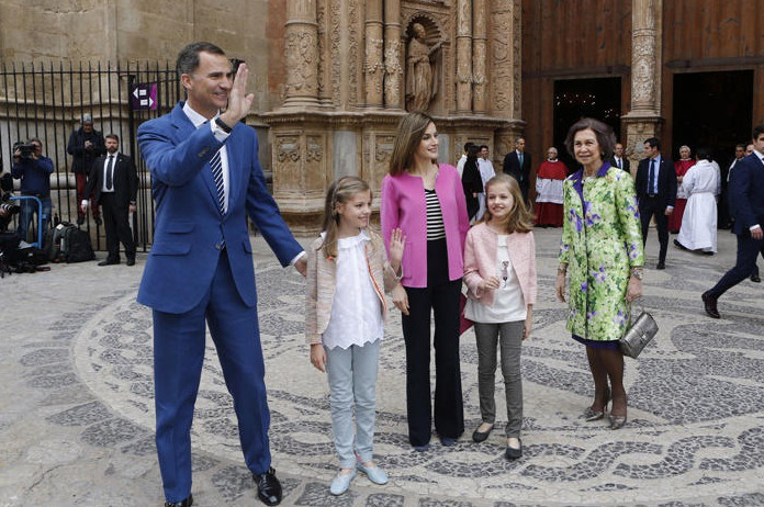 Leonor y Sofía visten de Pili Carrera y Nanos